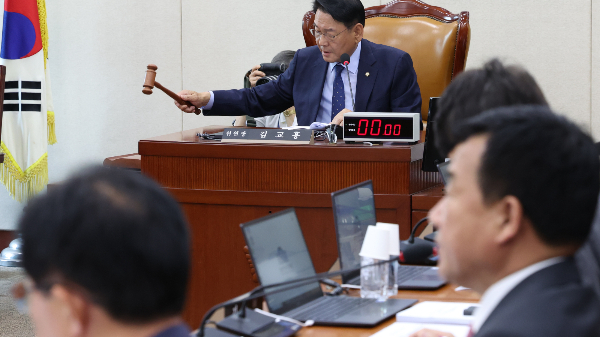 이태원참사 특별법이 2일 국회 행정안전위원회에 이어 법제사법위원회에서도 통과됐다. 김교흥 국회 행안위 위원장이 사진은 이날 오전 서울 여의도 국회에서 열린 행안위 전체회의에서 이태원참사 특별법을 의결하며 의사봉을 두드리는 김교흥 국회 행안위 위원장. /사진=뉴스1