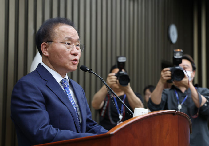 윤재옥 국민의힘 원내대표가 더불어민주당이 2일 국회 본회의에서 채 상병 특검법을 처리한다면 본회의 개최를 반대한다고 밝혔다. 사진은 윤 원내대표가 2일 서울 여의도 국회에서 열린 국민의힘 의원총회에서 인사말을 전하는 모습. /사진=뉴시스
