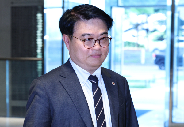 '강경파'로 분류되는 임현택 대한의사협회 회장의 임기가 시작되면서 의료계와 정부의 갈등 해결이 더 어려워질 것으로 예상된다. 임 회장이 지난 2일 오전 서울 용산구 대한의사협회로 들어서고 있다. /사진=뉴시스