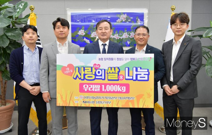 차상훈 우리농업지키기운동본부 전남지역본부장(오른쪽 두번째·전남농협노조위원장)은 2일 이병노 담양군수(가운데)에게 사랑의 쌀 100포(300만원상당)을 전달했다.