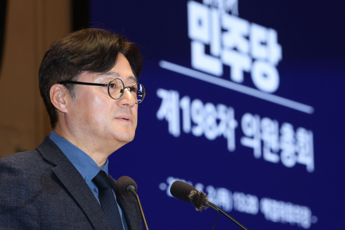 2일 국회 본회의에서 '채상병 특검법'(해병대 채상병 사망사건 외압 의혹 특별검사법안)이 야당 주도로 강행 처리된 가운데 홍익표 더불어민주당 원내대표가 "국민들이 원하는 것을 해드리는 것이 정치의 본령이라고 생각하고, 그런 측면에서 저희는 저희가 할 일을 했다"고 밝혔다.사진은 이날 오후 서울 여의도 국회에서 열린 더불어민주당 제198차 의원총회에서 발언에 나선 홍익표 더불어민주당 원내대표. /사진=뉴시스