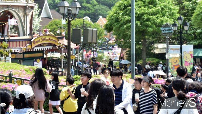 ▲ 어린이날 앞둔 용인 에버랜드 '인산인해'