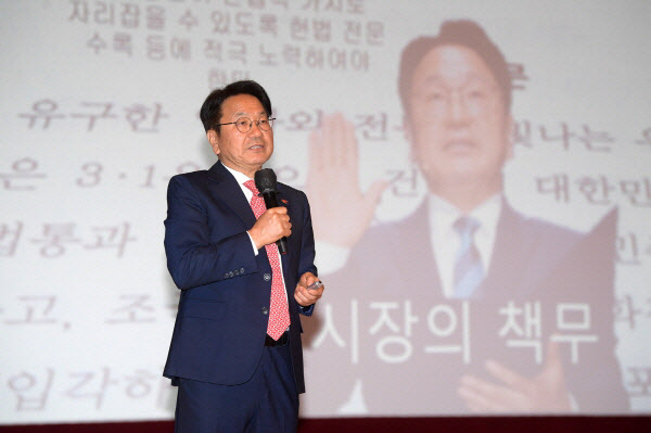 강기정 광주광역시장이 2일 오전 시청 대회의실에서 열린 ‘5월 정례조회’에 참석해 5·18통합조례 공포선언과 오월정신계승 메세지를 발표하고 있다./사진=광주시