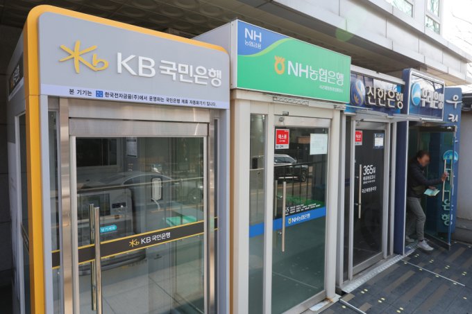 서울 시내에 설치된 시중은행 ATM 기기의 모습. /사진=뉴스1