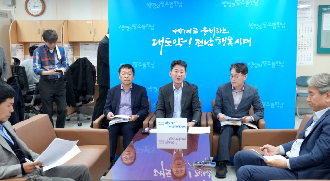 2일 전남도청 기자실에서 유호규 전남도 건설교통국장(사진 가운데)이 정부의 '전라선 고속화 예타 대상사업 진행 보류' 결정과 관련해 환영입장을 밝히고 있다./전남도