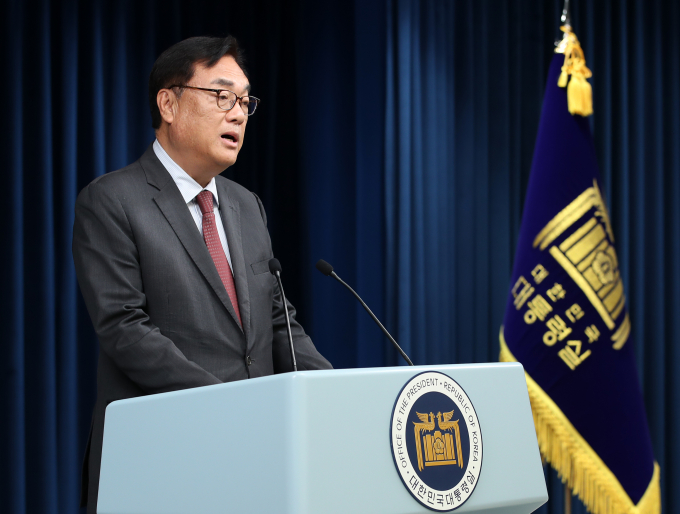 대통령실은 2일 더불어민주당이 해병대 채상병 사망사건 특검법을 처리한 것에 대해 "민주당이 본회의에서 의사일정까지 바꾸면서 특검법을 일방적으로 강행처리한 것에 대해 대단히 유감"이라고 밝혔다. 사진은 용산 대통령실 청사에서 '채상병 특검법' 본회의 통과와 관련한 브리핑에 나선 정진석 대통령 비서실장. /사진=뉴스1