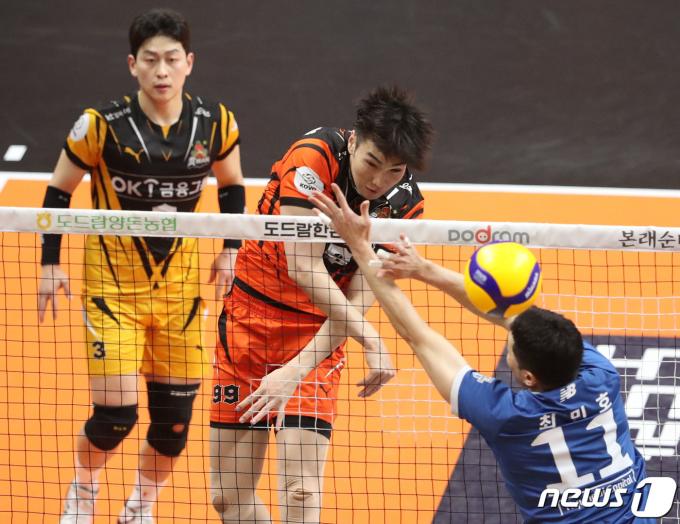 21일 오후 경기 안산시 상록수체육관에서 열린 남자 프로배구 '2023-2024 도드람 V리그' 준플레이오프 OK금융그룹과 현대캐피탈의 경기에서 OK금융그룹 바야르사이한이 스파이크 공격을 하고 있다. 2024.3.21/뉴스1 ⓒ News1 김영운 기자