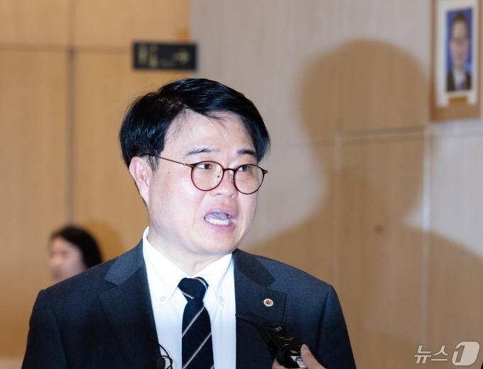 임현택 대한의사협회 회장이 2일 오전 서울 용산구 대한의사협회에서 열린 취임식에 참석하는 도중 취재진 질문에 답변하고 있다. 2024.5.2/뉴스1 ⓒ News1 이재명 기자