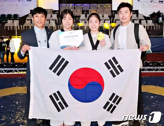 허무하게 파리 올림픽 출전이 무산된 태권도 국가대표 강미르(오른쪽에서 두 번째). (영천시 제공)