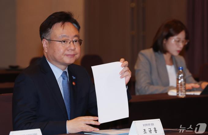조규홍 보건복지부 장관이 2일 오후 서울 마포구 서울가든호텔에서 열린 의료개혁 추진을 위한 건강보험과 재정의 역할 '제8차 의료개혁 정책 토론회'에 참석해 자리해 있다. 2024.5.2/뉴스1 ⓒ News1 김민지 기자