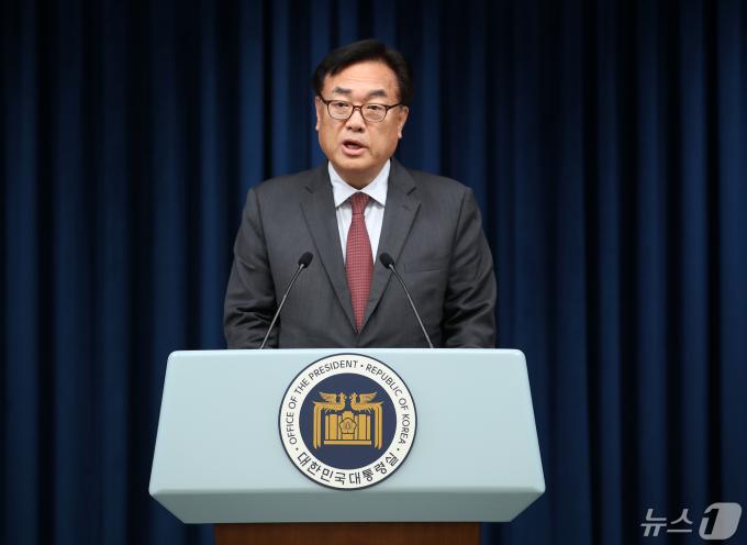 정진석 대통령 비서실장이 2일 오후 용산 대통령실 청사에서 '채상병 특검법' 본회의 통과와 관련한 브리핑을 하고 있다. 2024.5.2/뉴스1 ⓒ News1 오대일 기자