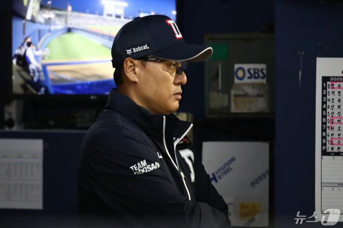 [사진] 경기 지켜보는 이승엽 감독