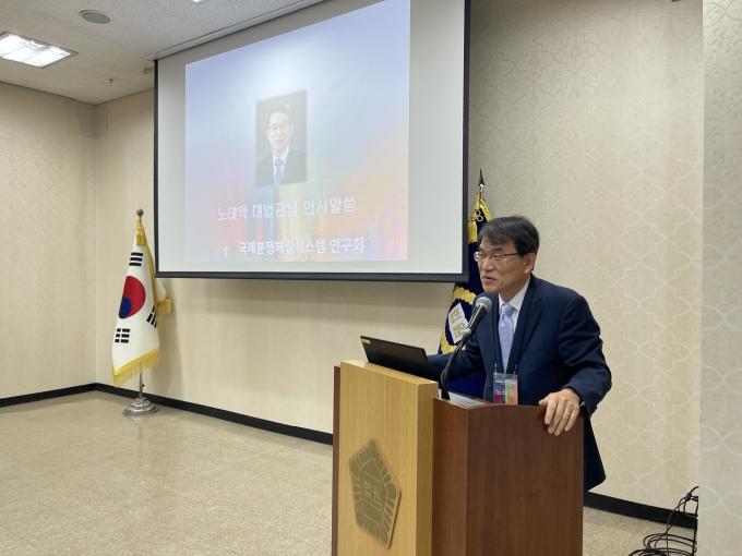 노태악 대법관이 2일 오후 7시경 대법원 본관 회의실에서 국제분쟁해결시스템 연구회 창립 총회를 맞아 인삿말을 하고 있다.2024.5.2 (대법원 제공)