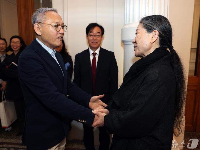 [사진] 김수자 작가와 인사 나누는 유인촌 장관