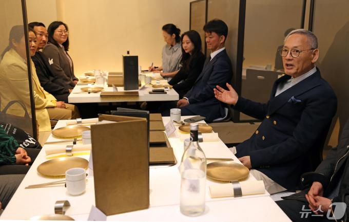 [사진] 프랑스 현지 문화예술인들 만나 간담회 갖는 유인촌 장관