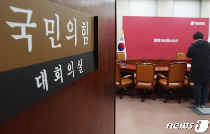 국민의힘이 4·10 총선에 참패한 가운데 혼란에 처한 당을 추스르고 이끌어갈 구원투수로 누가 등판할지 관심이 쏠리고 있다. 12일 서울 여의도 국민의힘 회의실이 한산한 모습을 보이고 있다. 2024.4.12/뉴스1 ⓒ News1 송원영 기자