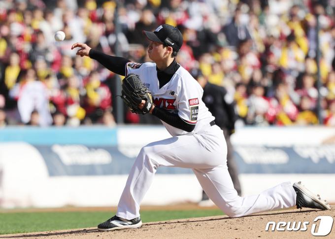 11일 오후 경기도 수원시 장안구 수원KT위즈파크에서 열린 '2023 신한은행 SOL KBO 포스트시즌' 한국시리즈 4차전 kt 위즈와 LG 트윈스의 경기에서 kt 선발 엄상백이 역투하고 있다. 2023.11.11/뉴스1 ⓒ News1 이재명 기자