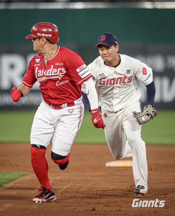 손호영(오른쪽)은 롯데 자이언츠 유니폼을 입은 뒤 야구 인생의 꽃을 피우고 있다. (롯데 자이언츠 제공)