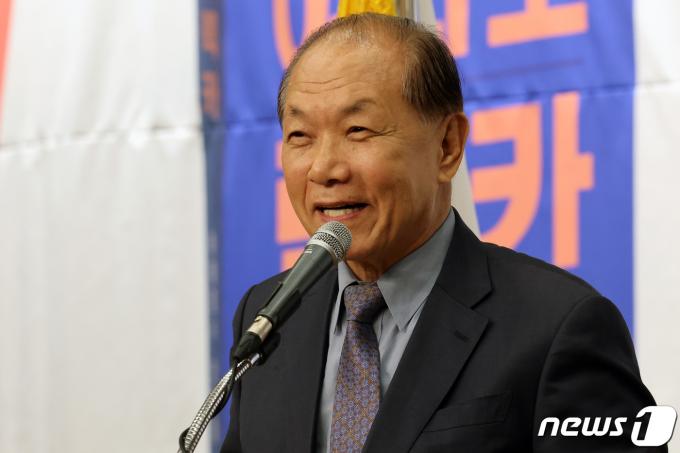 황우여 전 새누리당(국민의힘 전신)대표가 20일 오후 서울 여의도 국회 도서관에서 열린 하태경 의원 '여의도 렉카' 출판기념회에서 축사를 하고 있다. 2023.11.20/뉴스1 ⓒ News1 황기선 기자