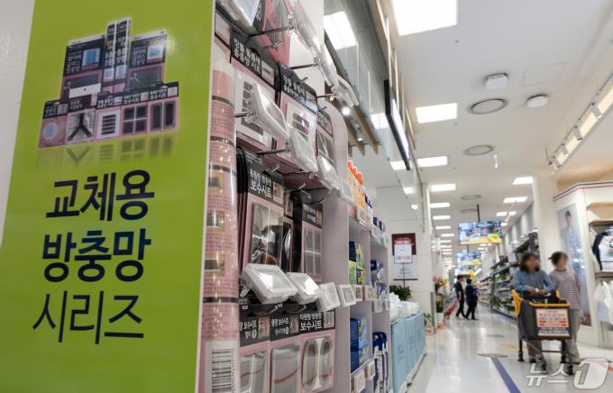 지구온난화로 인한 봄철 모기가 기승을 부리고 있는 2일 오후 서울의 한 대형마트에 방충망 보수 시트가 진열돼 있다. 2024.5.2/뉴스1 ⓒ News1 이재명 기자