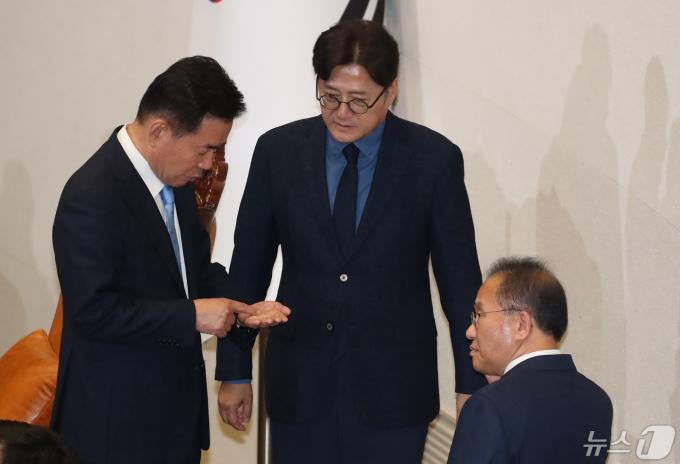 김진표 국회의장이 2일 서울 여의도 국회에서 열린 제414회국회(임시회) 제1차 본회의에서 윤재옥 국민의힘 원내대표 겸 대표 권한대행, 홍익표 더불어민주당 원내대표와 '채상병특검법'(순직 해병수사 방해 및 사건 은폐 등의 진상규명을 위한 특별검사의 임명 등에 관한 법률안)과 관련해 이야기를 나누고 있다. 2024.5.2/뉴스1 ⓒ News1 임세영 기자