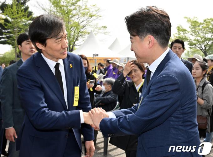 조국 조국혁신당 대표(왼쪽)와 이준석 개혁신당 대표가 지난 4월 16일 오후 경기도 안산시 단원구 화랑유원지 인근에서 열린 세월호참사 10주기 기억식에서 만나 인사를 하고 있다. (공동취재) 2024.4.16/뉴스1 ⓒ News1 김영운 기자