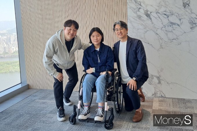 (왼쪽부터) 권현우 상상인 ESG팀 과장, 이새봄 학생, 박재현 '하나를위한음악재단' 이사./사진=머니S 강한빛 기자