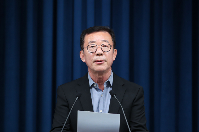 홍철호 대통령실 정무수석이 채 상병 특검법에 대해 "대통령께서 채 상병 특검법을 받아들이면 나쁜 선례를 남기는 것이고 더 나아가 직무유기가 될 수 있다고 보신다"고 말했다. 사진은 홍 정무수석이 지난달 26일 서울 용산 대통령실에서 윤 대통령과 이재명 더불어민주당 대표의 영수회담 3차 실무회동 결과를 브리핑하는 모습. /사진=뉴스1