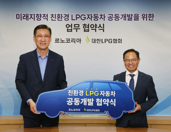 (왼쪽부터) 최성규 르노코리아 연구소장과 이호중 대한LPG협회장이 '차세대 친환경 LPG 차' 공동개발 업무협약을 체결했다. /사진=르노코리아