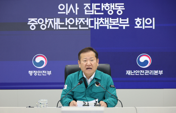 정부가 의료개혁의 핵심은 지역 완결적 필수의료 확립이라며 지역 내 종합·전문병원을 지역의 우수한 거점병원으로 육성하는 것의 중요성을 강조했다. 이상민 행정안전부 장관이 3일 세종시 정부세종청사에서 열린 의사 집단행동 중앙재난안전대책본부 회의에서 발언하고 있다. /사진=뉴시스