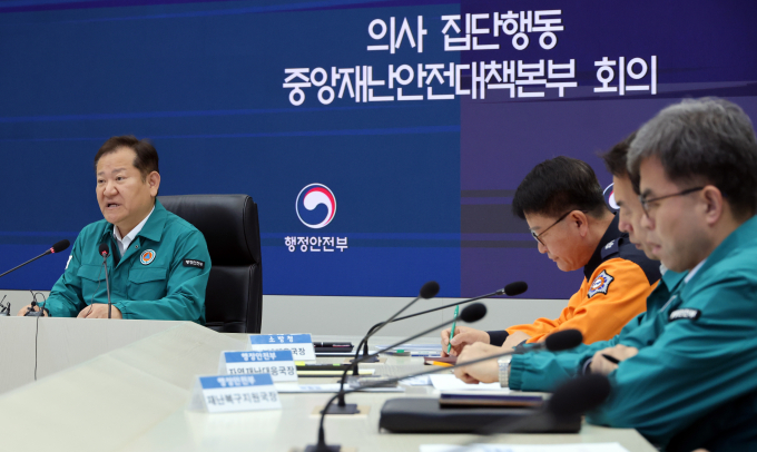 이상민 행정안전부 장관이 3일 중증환자를 진료하는 전문병원에 대해 상급종합병원 수준으로 보상을 강화하겠다고 강조했다. 사진은 이 장관이 3일 세종시 정부세종청사에서 열린 의사 집단행동 중앙재난안전대책본부 회의를 주재하는 모습. /사진=뉴시스