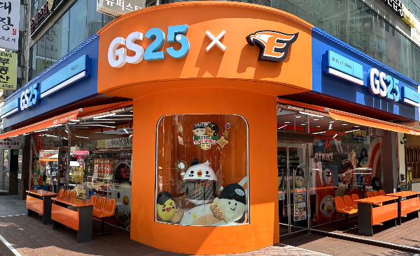 편의점 GS25가 프로야구단 한화이글스와 함께 한화이글스 연고지인 대전광역시 서구 둔산동에 위치한 GS25 타임월드점을 한화 이글스 테마 플래그십 스토어로 탈바꿈했다. /사진=편의점 GS25