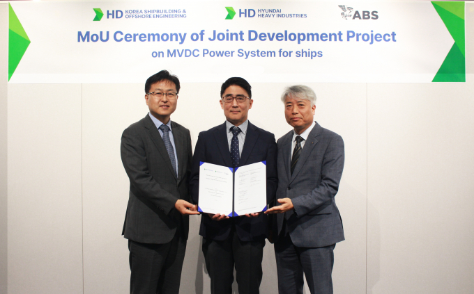 HD한국조선해양, HD현대중공업이 미국 선급협회(ABS)와 ‘선박용 고압 직류 송배전 시스템(MVDC) 선급 규정 및 연구를 위한 상호 협력 협약(MOU)’을 체결했다. 사진은 권병훈 HD한국조선해양 전동화센터장(왼쪽 첫 번째), 김성훈 ABS 한국지사장(세 번째). /사진=HD현대