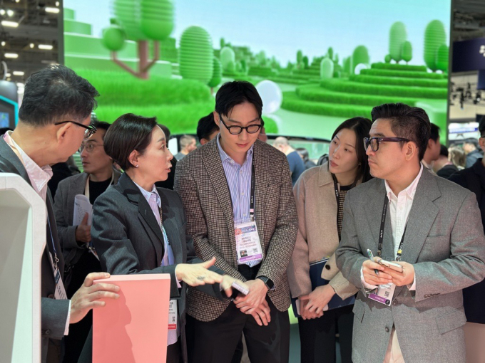 구지은 아워홈 부회장(왼쪽 두번째)이 미국 라스베이거스에서 열린 ‘CES 2024’를 참관하고 있다. /사진=아워홈