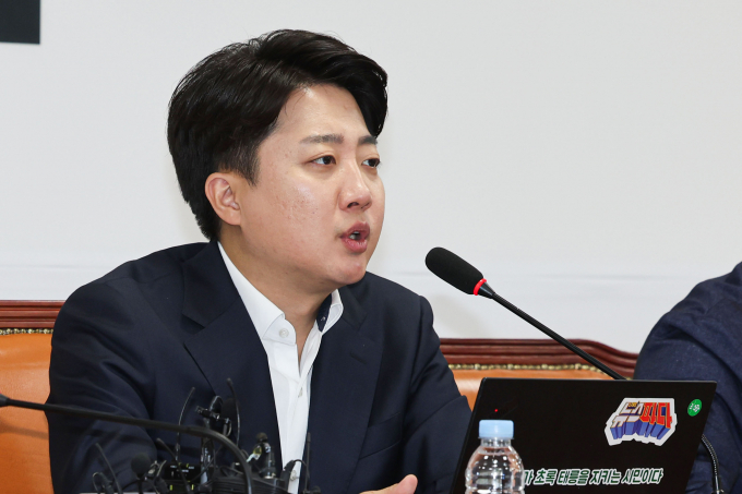 이준석 개혁신당 대표가 지난 2일 유승민 전 국민의힘 의원과 한동훈 전 국민의힘 비상대책위원장이 당대표 출마 시 당선이 어려울 것이라고 전망했다. 사진은 이 대표가 3일 서울 여의도 국회에서 열린 최고위원회의에 참석해 발언하는 모습. /사진=뉴시스