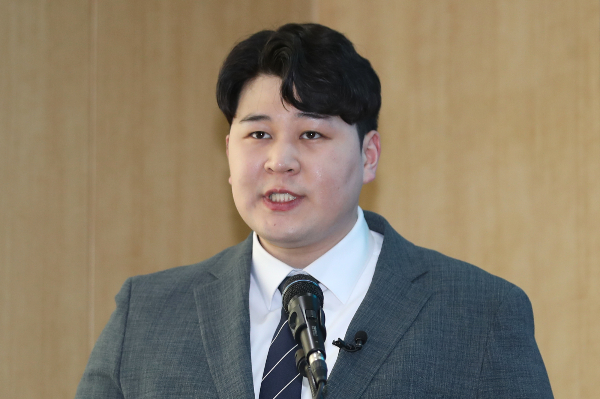 류옥하다 대전성모병원 사직 전공의가 정부의 전향적인 태도 변화를 촉구했다. 류옥씨가 지난달 2일 오전 서울 종로구 센터포인트빌딩 회의실에서 젊은의사(전공의·의대생) 동향조사 결과 브리핑을 하고 있다. /사진=뉴스1