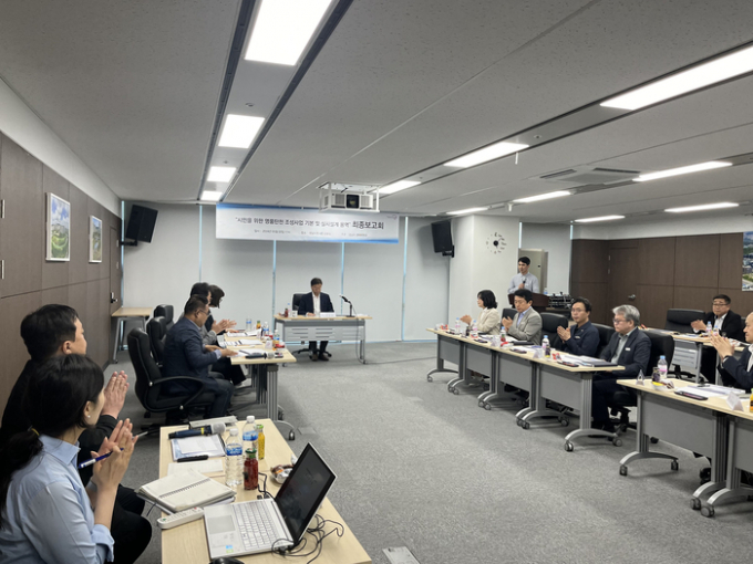 신상진 성남시장(가운데)이 지난 2일 시청 4층 상황실에서 '명품탄천 조성사업 2단계 추진을 위한 기본 및 실시설계 용역 최종 보고회'를 열고 있다. / 사진제공=성남시