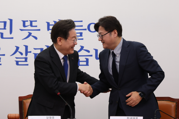 홍익표 더불어민주당 원내대표가 원내대표직 임기를 마친 소감을 전했다. 사진은 이재명 민주당 대표(왼쪽)가 3일 서울 여의도 국회에서 열린  최고위원회의에서  임기를 끝낸 홍 원내대표를 격려하는 모습. /사진=뉴시스