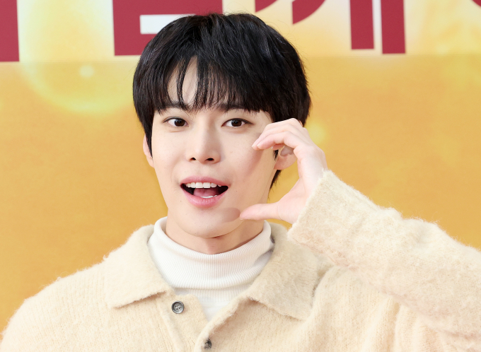 그룹 'NCT'(엔시티) 도영의 단독 콘서트 추가 공연 티켓팅이 10분 전에 돌연 취소됐다. 사진은 지난 2023년 12월 서울 마포구 상암동 맥도날드 상암DMC점에서 열린 연말 특별 메뉴 '행운버거' 출시 기념 포토 세션에 참석한 그룹 NCT 멤버 도영. /사진=뉴스1