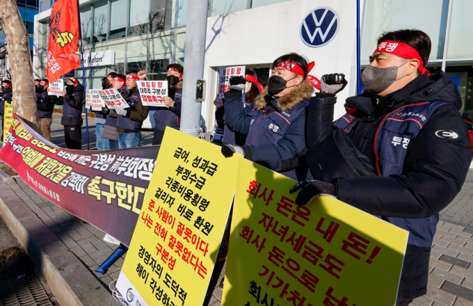 식품노련 아워홈 노동조합원들이 올 1월8일 서울 양천구 남부지방법원 앞에서 구본성 전 부회장의 엄벌을 촉구하며 구호를 외치고 있다./사진=뉴스1
