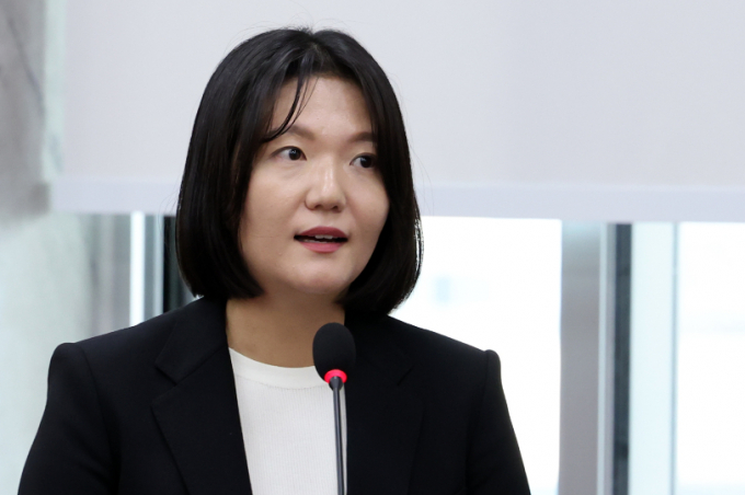 최수연 네이버 대표는 최근 불거진 일본 총무성의 라인야후 지분 재검토 요구 논란 관련해 자본 지배력 감소 요구는 이례적이라는 입장을 밝혔다. 사진은 최 대표가 지난해 10월 국회 종합국정감사에 증인으로 출석한 모습. /사진=뉴스1