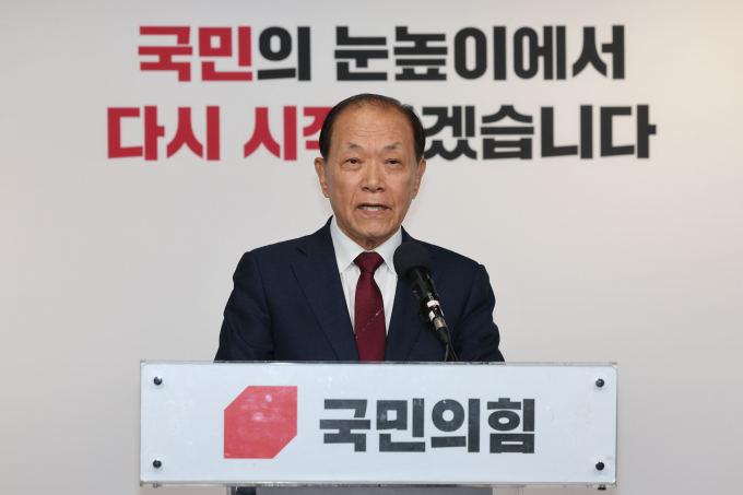 황우여 국민의힘 비상대책위원장이 취임식에서 재창당 수준을 넘어서는 혁신을 추진하겠다고 말했다. 사진은 황 위원장이 3일 서울 여의도 국민의힘 당사에서 취임 입장을 발표하는 모습. /사진=뉴시스 