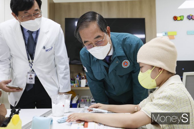 [머니S포토] 한덕수 총리, 항암 치료받는 어린이 환자 격려