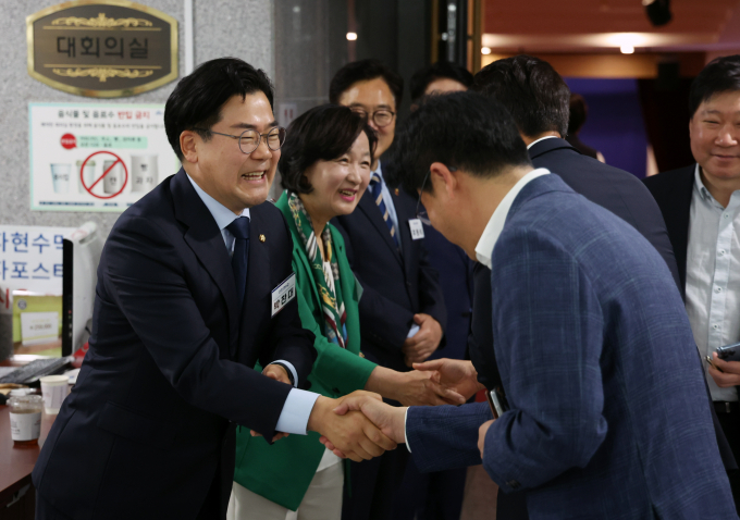 박찬대 더불어민주당 의원(인천 연수갑)이 3일 민주당 원내대표 단독 도전에 나섰다. 사진은 박 의원(왼쪽)이 3일 서울 여의도 국회 의원회관에서 열린 민주당 제1기 원내대표 선출 당선자 총회에서 참석자들에게 인사하는 모습. /사진=뉴시스