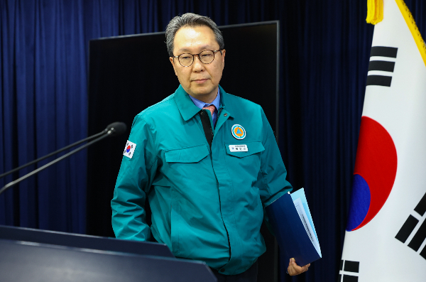 정부가 현재 40개 의대 소속 88개 병원 중 87개 병원이 정상 진료를 하고 있다고 확인했다. 박민수 보건복지부 제2차관이 3일 서울 종로구 정부서울청사에서 의사 집단행동 중앙재난안전대책본부 회의 주요 결과를 발표하기 위해 단상으로 이동하고 있다. /사진=뉴시스  