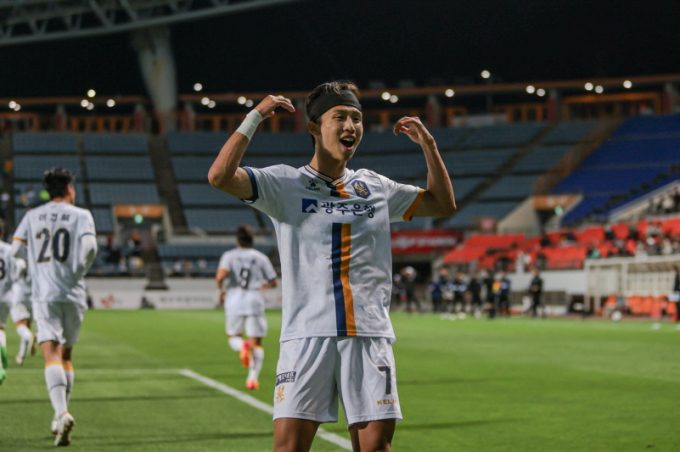 엄지성 광주FC 선수가 지난 1일 K리그1 10라운드 제주전에서 골을 넣은 뒤 세리머리를 펼치고 있다./사진=한국프로축구연맹