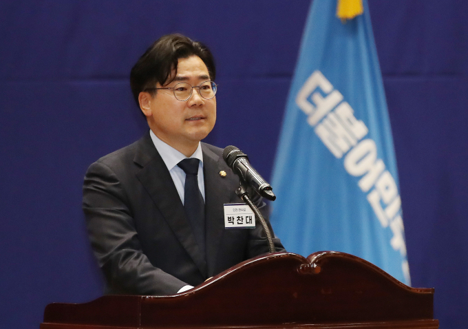 박찬대 더불어민주당 의원(인천 연수갑)이 3일 민주당 원내대표로 선출됐다. 사진은 박 원내대표가 3일 서울 여의도 국회 의원회관에서 열린 '제22대 국회 더불어민주당 제1기 원내대표 선출 당선자 총회'에서 인사말을 전하는 모습. /사진=뉴스1