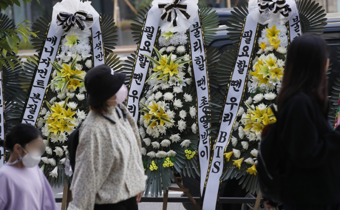 하이브와 민희진 어도어 대표 사이의 갈등이 고조되는 가운데 그룹 방탄소년단(BTS)에게까지 불똥이 튀자 이들의 팬덤 '아미'(ARMY)가 강하게 반발했다. 사진은 3일 오전 서울 용산구 하이브 사옥 앞에 방탄소년단(BTS) 지지모임이 보낸 트럭과 근조화환이 세워져 있는 모습. /사진=뉴스1