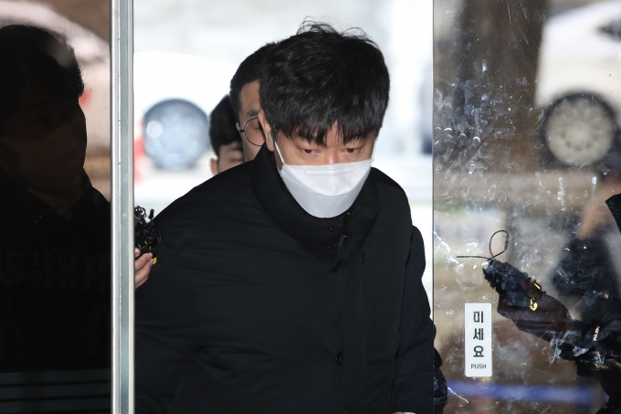 억대의 뒷돈을 수수한 혐의를 받는 김종국 전 기아 타이거즈 감독이 3일 서울중앙지법에 출석해 자신의 혐의를 부인했다. 사진은 지난 1월 서울 서초구 서울중앙지방법원에서 열린 구속 전 피의자 심문(영장실질심사)에 출석할 당시의 김 전 감독. /사진=뉴스1
