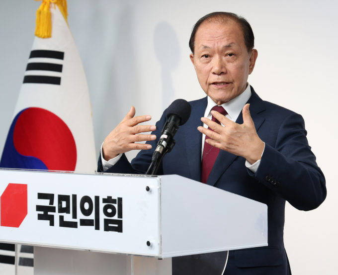 황우여 국민의힘 비상대책위원장이 3일부터 공식 일정을 시작했다. 사진은 황 위원장이 3일 서울 여의도 중앙당사에서 열린 취임 입장발표 기자회견에서 취재진의 질문에 답하는 모습. /사진=뉴스1